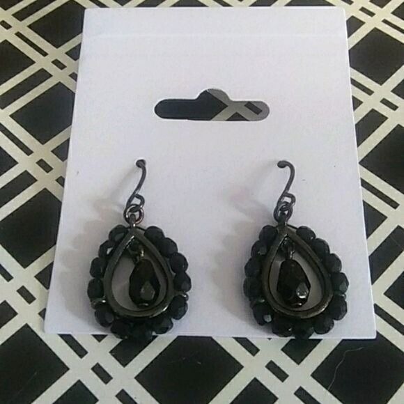 Jewelry - Black beaded earrings‎ with center dangle